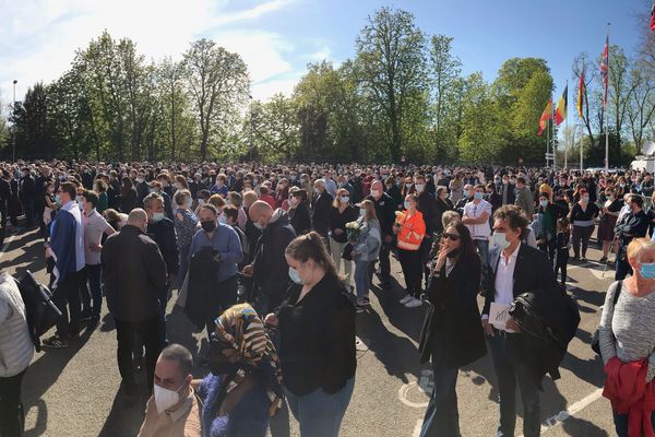 Foule présente devant l'Hôtel de Ville de Rambouillet ce lundi après-midi. Crédit photo Antoine Marguet.