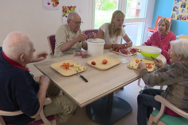 En France, 7 Ehpad publics sur 10 sont aujourd'hui en déficit. "Il est temps de réagir" disent les élus costarmoricains