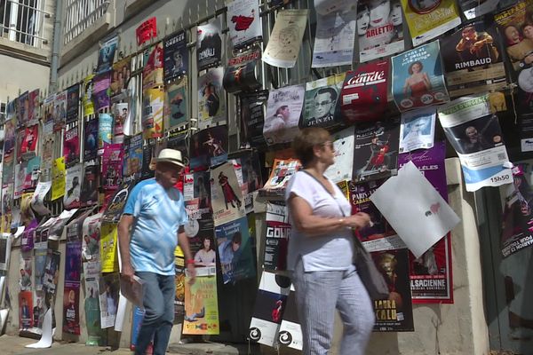 150 affiches par spectacle : la règle est la même pour les 1300 compagnies présentes au festival Off d'Avignon.