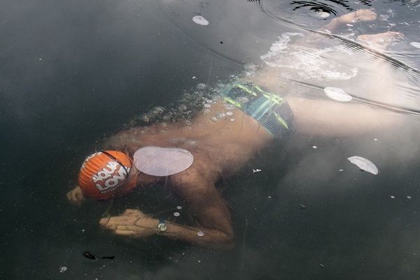 Alexandre Voyer, nageur français en eau glacée dans une température à un degré sur le canal de l'Ourcq à Paris en 2017.