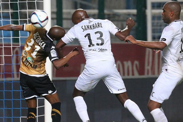 Le but du milieu de terrain guingampais Younousse Sankharé contre Troyes