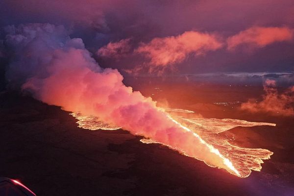 Fumée sortant d'un volcan près de Grindavik, sur la péninsule islandaise de Reykjanes.