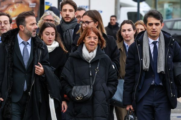 Avignon, le 20 novembre 2024, à la cour criminelle départementale du Vaucluse.  Gisèle Pelicot et ses avocats maitres Antoine Camus et Stéphane Babonneau.