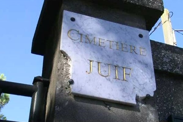 Des stéles dégradées par jets de pierre en octobre dernier au cimetière juif d'Avignon.