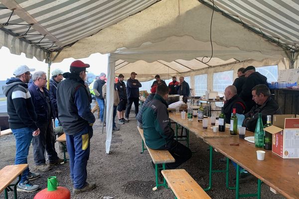 Sur les différents lieux de blocage, les agriculteurs ont suivi toute la journée les annonces faites par le gouvernement et le président de la République.