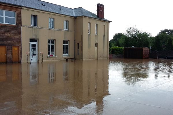 L'école de Saint-Julien le Faucon est fermée, ce mardi 29 mai, au lendemain des inondations qui l'ont touchée la veille, jusque dans les classes. 