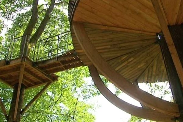 Les cabanes dans les arbres comme moyen d’hébergement aux Galants à Saint-Vérain dans la Nièvre.