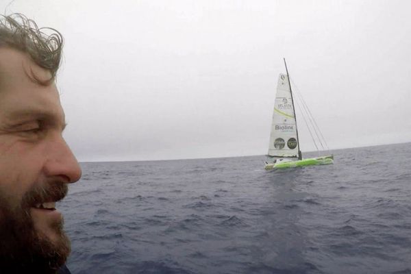 Eric Bellion (CommeUnSeulHomme) filme Enda O’Coineen (Kilcullen Voyager-Team Ireland) à quelques dizaines de mètres de son bateau