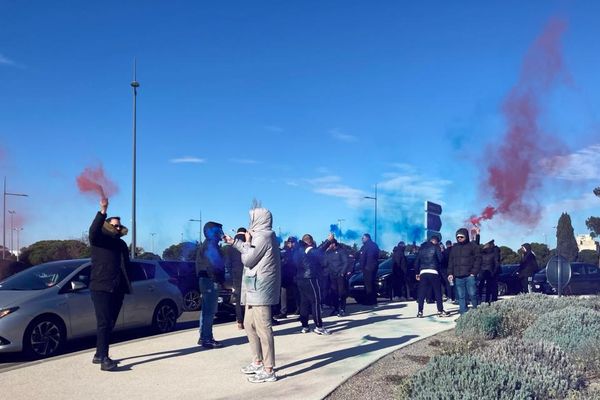 Sur le rond-point à l'entrée de l'aéroport, ils étaient une quarantaine de VTC, à bloquer une file de circulation, provoquant de forts ralentissements et l'agacement des voyageurs.