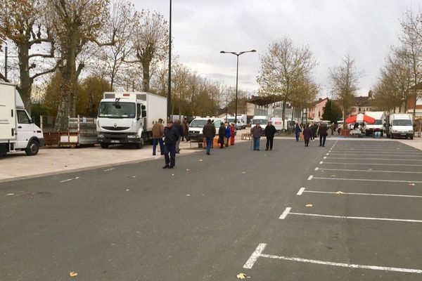 Le marché de Louhans plutôt vide ce lundi matin, 21 novembre