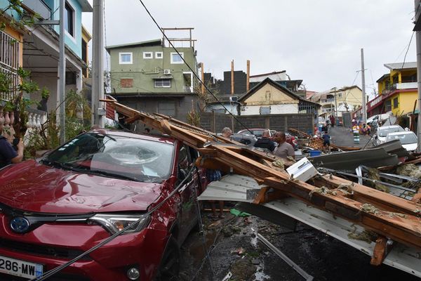 Le passage du cyclone Chido dans le département de Mayotte a déjà causé la mort d'au moins 10 personnes, et de gros dégâts matériels dans les rues.