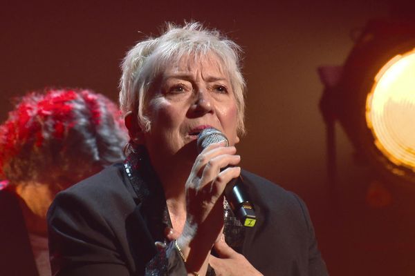 Marie-Lore en concert sur la scène du théâtre de Béthune, le 22 octobre 2022.