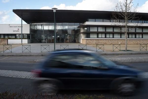 Une voiture passe devant le collège d'Orgères