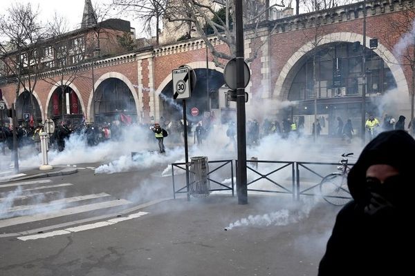 Des affrontements ont eu lieu ce samedi 11 janvier avenue Daumesnil à Paris lors de la manifestation contre les retraites.