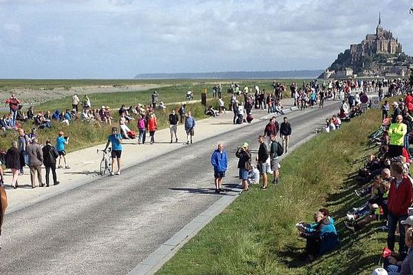 En attendant le départ de la première étape du Tour de France 2016 au Mont-Saint-Michel