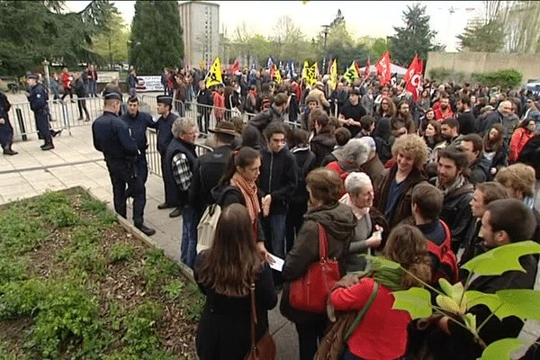 Rennes, devant le cité judiciaire, la manifestation en soutien aux manifestants jugés devant le tribunal correctionnel