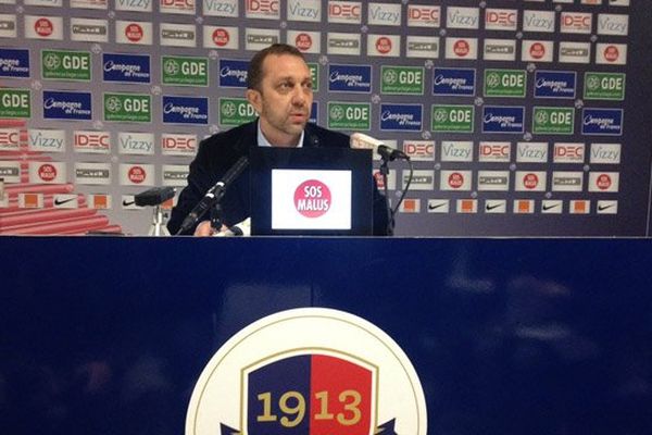 Xavier Gravelaine, directeur sportif du Stade Malherbe de Caen, en conférence de presse au lendemain de la mise en examen du président Jean-François Fortin