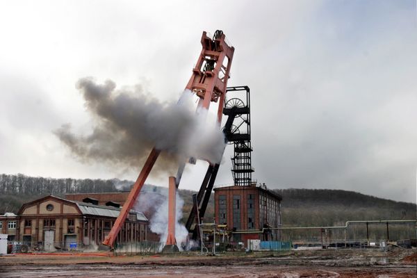 Le chevalement du dernier puit de charbon de la Houve en Moselle a été dynamité le 21 mars 2007, mais la Moselle voit fleurir de nombreux projets énergétiques ces dernières années.