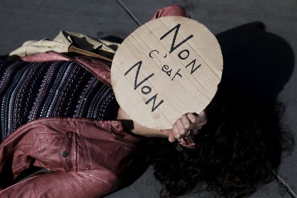 Une manifestante féministe lors des rassemblements contre les violences faites aux femmes.