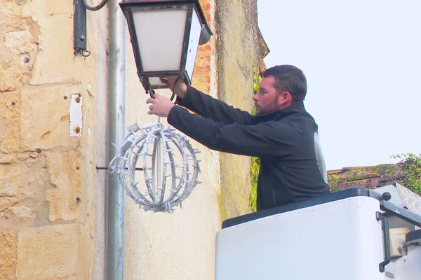 Guillaume et Mélissa n'ont que quelques jours pour réaliser une vingtaine de décorations de Noël