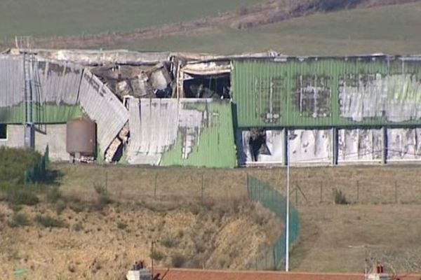 Triste fin d'année pour l'entreprise Sévarome à Yssingeaux : le 29 décembre dernier, un incendie a détruit 800 mètres carrés de locaux. Après le passage des experts et des assurances, les salariés  préparent la reprise d'activité.