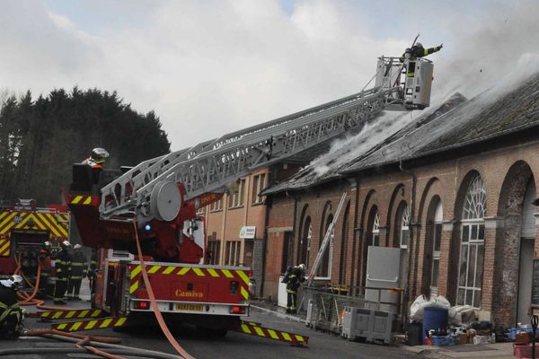 Les pompiers interviennent pour éteindre l'incendie. 