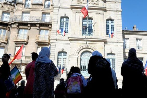 La manifestation contre les propos de Robert Ménard le 7 mai devant la mairie de  Béziers