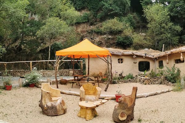 La cabane en terre et paille d'Amalia et Harald fait 40m² au sol