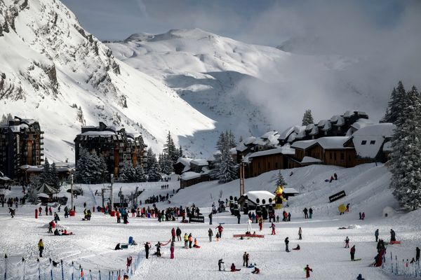 Deux saisonniers de 20 et 23 ans ont été interpellés pour trafic de stupéfiants dans la station de ski d'Avoriaz, après avoir proposé de la drogue à des gendarmes en civil.