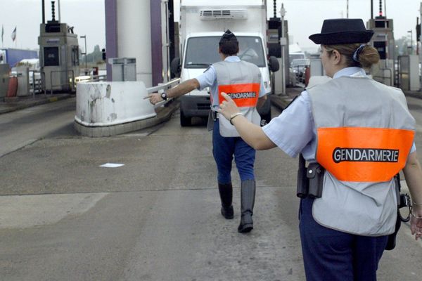 Photo d'illustration: Deux gendarmes arrêtent un camion au péage de Villefranche-sur-Saône.  - 07/07/04
 