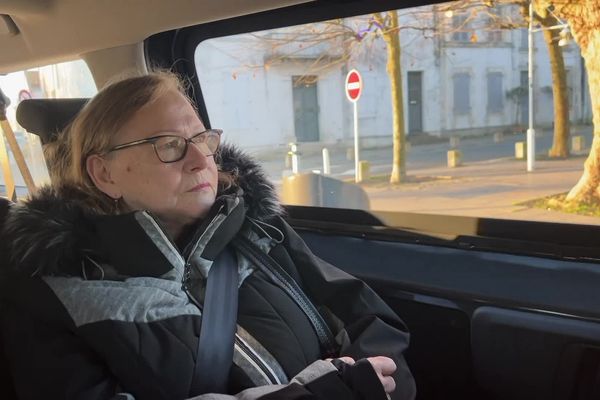 Claude utilise le transport à la demande qui fonctionne de septembre à juin sur l'île d'Oléron, le 8 janvier 2025.