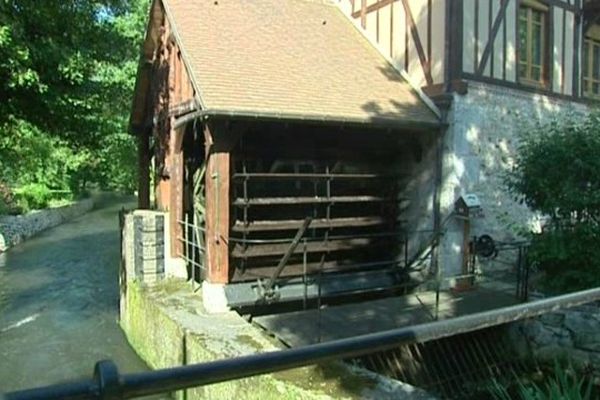 Le moulin est situé sir l'Iton, un affluent de l'Eure. 