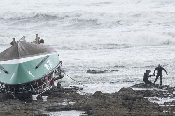 Des sauveteurs autour de la navette de la SNSM naufragée, sur la côte des Sables-d'Olonne (Vendée), le 7 juin 2019.