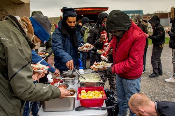 La distribution des repas a repris, légalement.