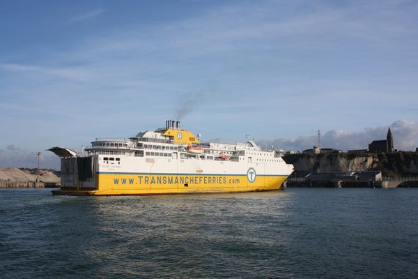 Un navire de la compagnie Transmanche Ferries dans le port de Dieppe (Seine-Maritime).