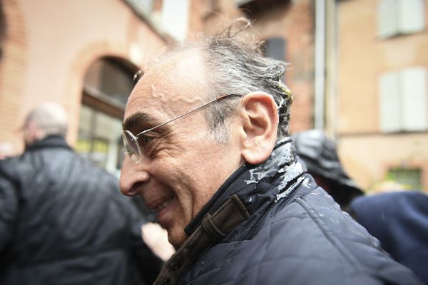 La réaction d'Eric Zemmour après avoir reçu un œuf sur la tête par un homme lors de sa visite à Moissac dans le Tarn et Garonne ce 12 mars 2022.