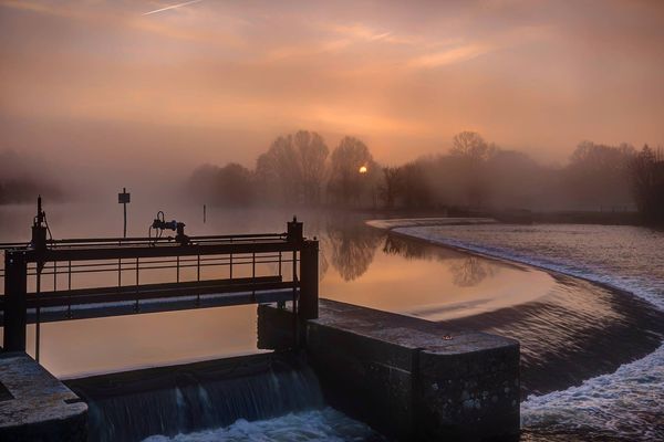 Lever de soleil brumeux sur l'écluse de Juigné-sur-Sarthe (Sarthe).