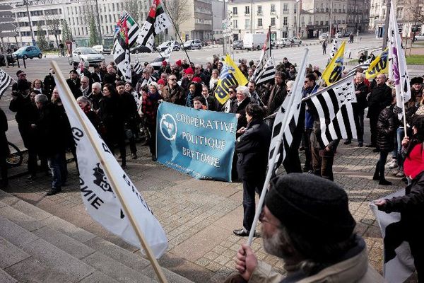 À l'initiative de l'UDB, une centaine de personnes a manifesté à Nantes pour l'organisation d'un référendum sur le rattachement de la Loire-Atlantique à la Bretagne