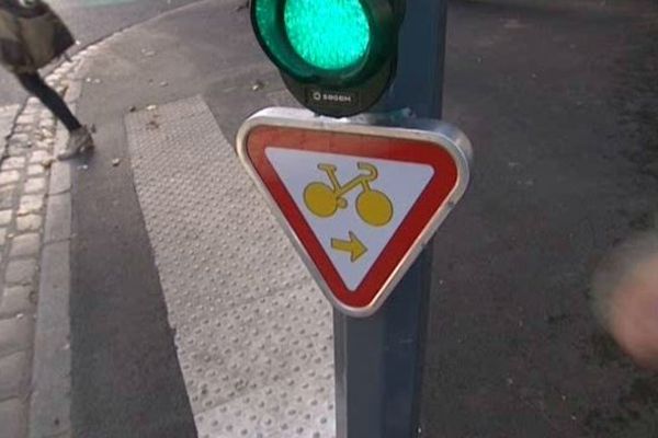 Un panneau autorisant le "Tourner à droite" sur un feu tricolore à Lille. 