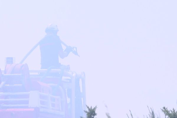 Les pompiers très sollicités pour limiter la propagation d'un incendie dans le massif forestier des Landes, en juillet 2022