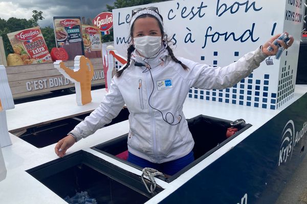 Margot a distribué sur les bords de la route des milliers de goodies ce mardi entre Redon et Fougères