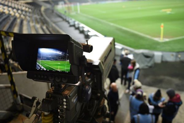 Une caméra dans un stade de football