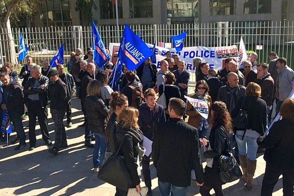 Montpellier - 80 policiers manifestent devant le palais de justice - 14 octobre 2015.