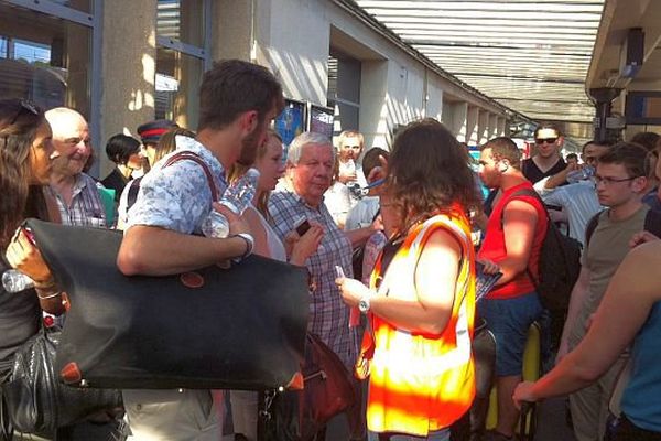 Plusieurs centaines de personnes sont dans l'attente en gare de Dijon.