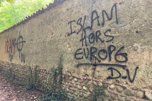 Des tags racistes ont été découverts dans un parc de la Côte-Saint-André (Isère) le 12 juin 2024.