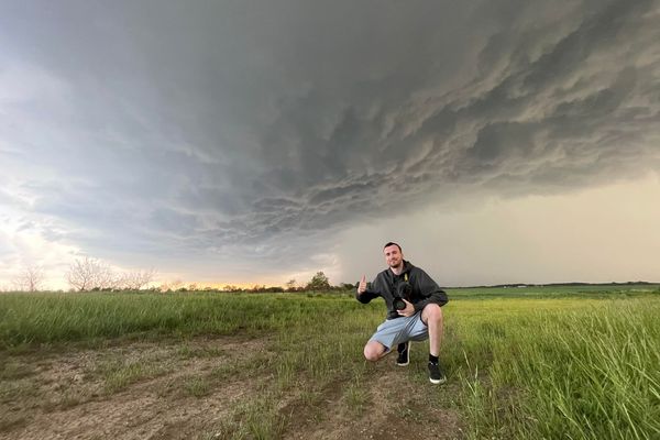 Julien Sugier a créé un site local de prévisions et intervient chaque jour à la radio. Le jeune et très expérimenté météorologue revient d'un voyage aux Etats-Unis où il a observé les tornades.