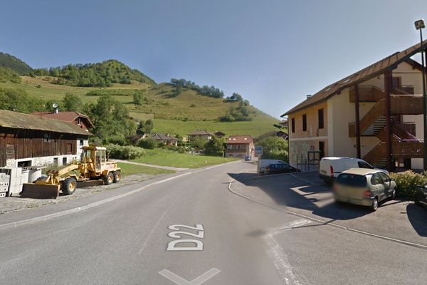 Le feu s'est déclaré dans un ensemble de trois fermes dans le hameau de la Côte d'en bas, commune de Vailly. 