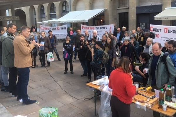 Alors que le conseil municipal se réunis, plusieurs associations manifestent devant la mairie devant la mairie