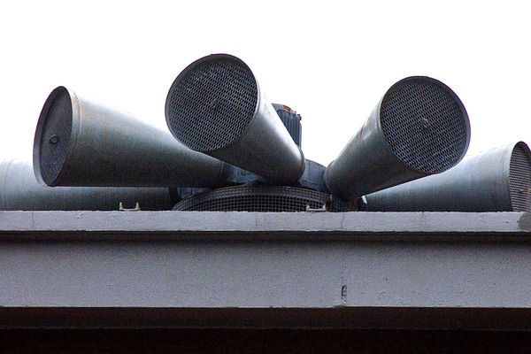 Jeudi 17 mai, entre 10H00 et 11H30, des tests sonores seront effectués sur les sirènes du quartier de Montferrand, à Clermont-Ferrand. Pas de panique ! Il ne s’agit que d’un test.