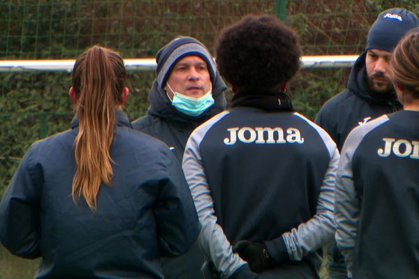 Masque sur le menton, Mickaël Bunel à son premier entraînement lors de la reprise, en tant qu'entraîneur de l'équipe première féminine du HAC football.